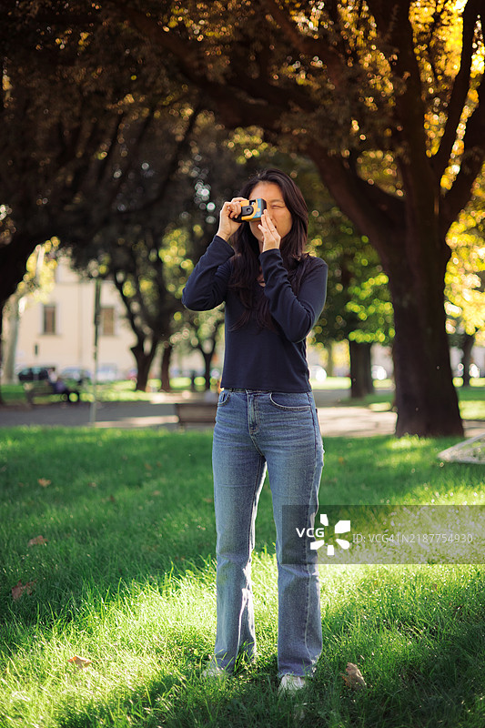 摄影师在拍摄一次性相机图片素材