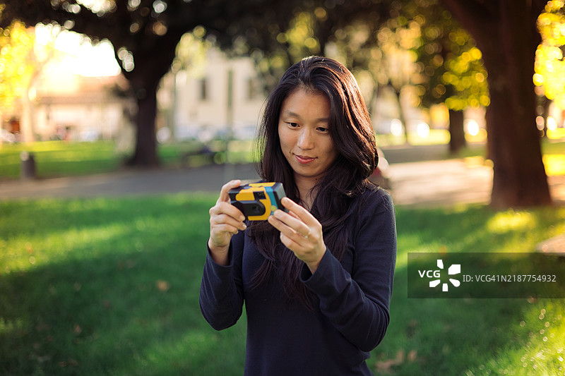 旅游摄影师正在拍摄一次性相机图片素材