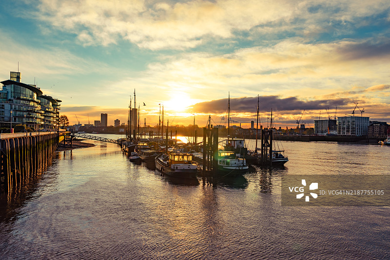 在伦敦泰晤士河上航行的船只图片素材