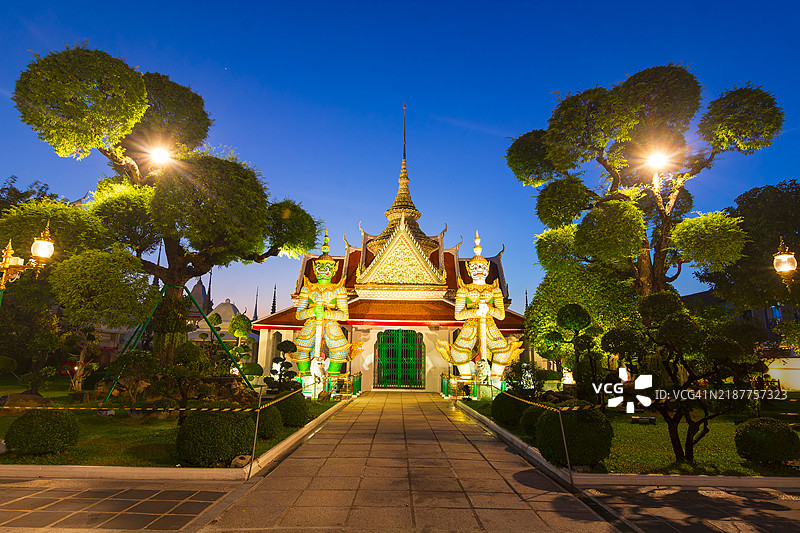 黎明寺是泰国曼谷曼谷亚区的一座佛教寺庙。黎明寺是曼谷著名的地标之一，尤其在日落时分更显迷人。寺庙前有巨人雕像守护着黎明寺。图片素材