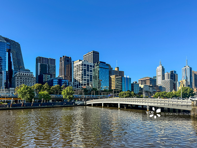 墨尔本的女王桥、在高架轨道上的火车和市中心天际线图片素材