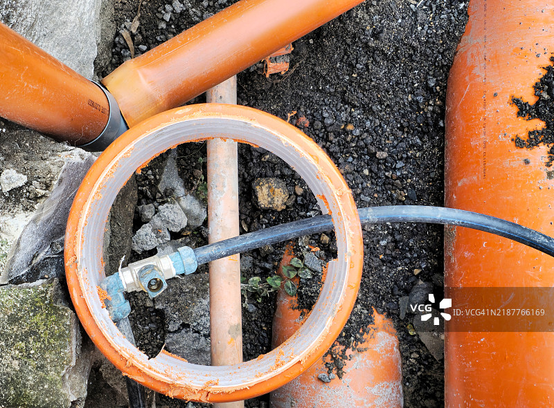 用塑料管道更新供水和排水网络。图片素材