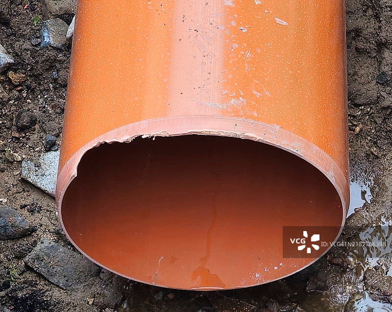 用塑料管道更新供水和排水网络。图片素材