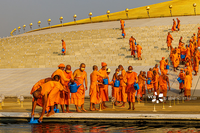 佛教僧侣在泰国中部的法身寺为满月佛诞日仪式做准备。图片素材