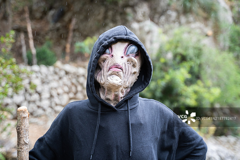 在自然中看着相机的外星人肖像图片素材