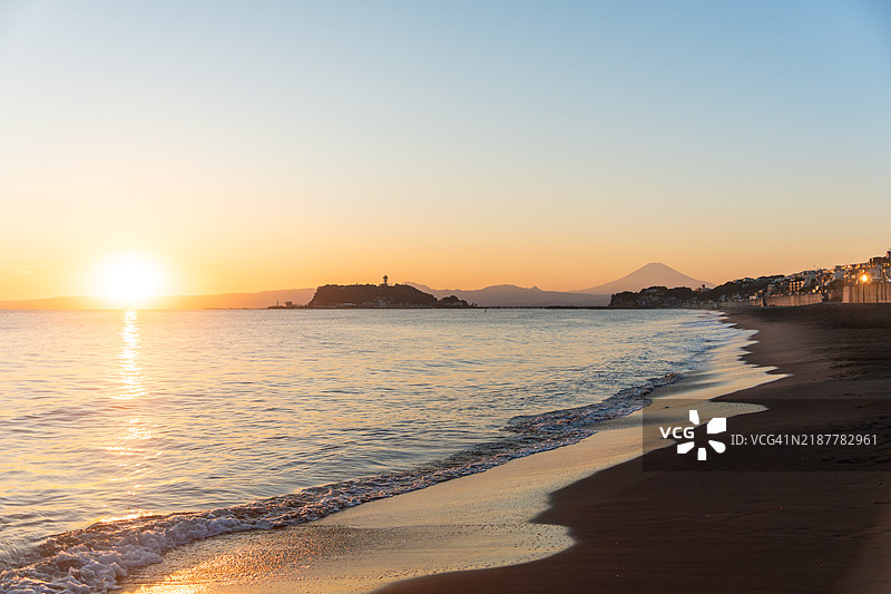 日本神奈川县的富士山与日落海滩图片素材