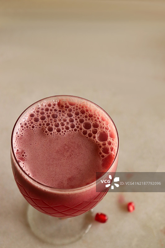 新鲜的石榴汁在果汁杯中/静物画图片素材