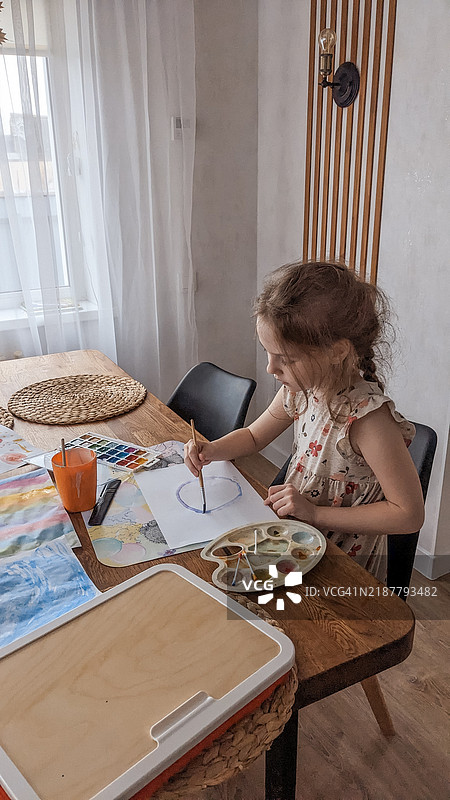女孩在家中绘画，创造力与发展图片素材