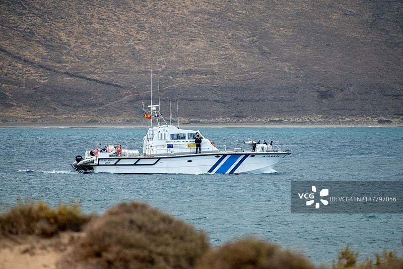 “云岛”海洋保护区监视船，在兰萨罗特岛和拉格拉西奥萨岛之间航行图片素材