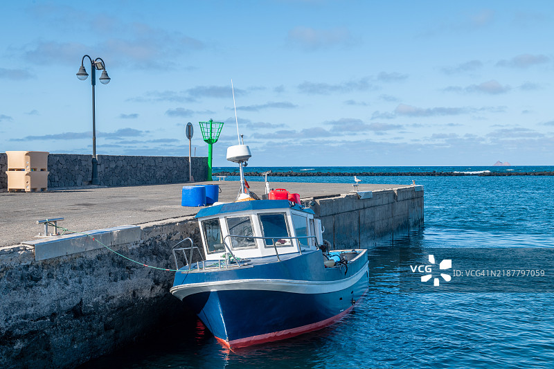 小渔船停靠在码头上图片素材