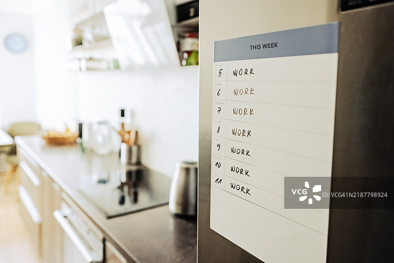 冰箱上的周计划表图片素材
