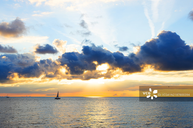 日落时分海面与天空的美丽景色图片素材