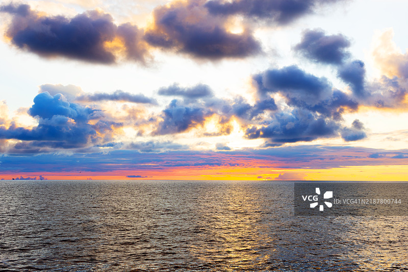 日落时分海面与天空的美丽景色图片素材