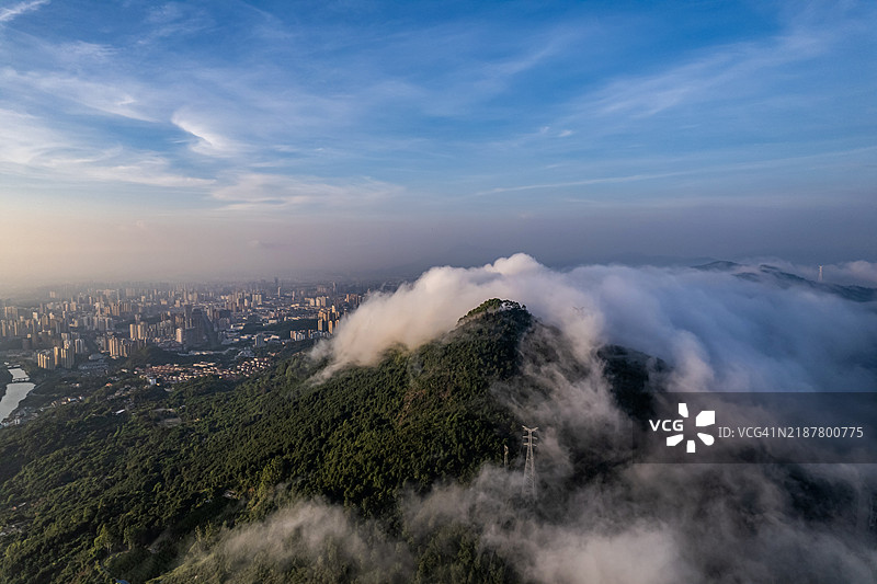 山顶雾气和山下湖泊的鸟瞰图图片素材