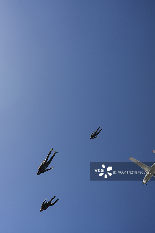 跳伞者从飞机上跳下，瑞士阿尔卑斯山图片素材