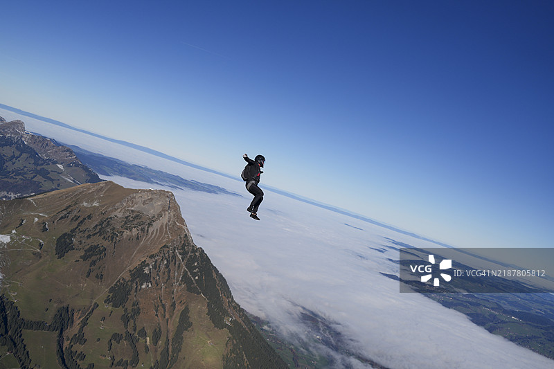 跳伞者在蓝天中翱翔图片素材