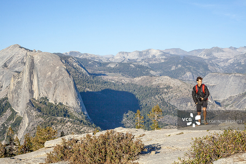 年轻男子探索干旱的山脉图片素材