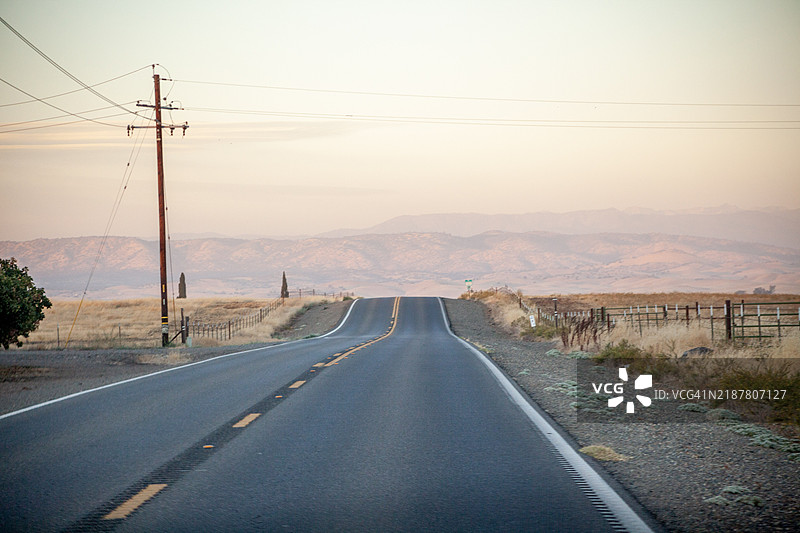 通往山脉的乡村道路鸟瞰图图片素材