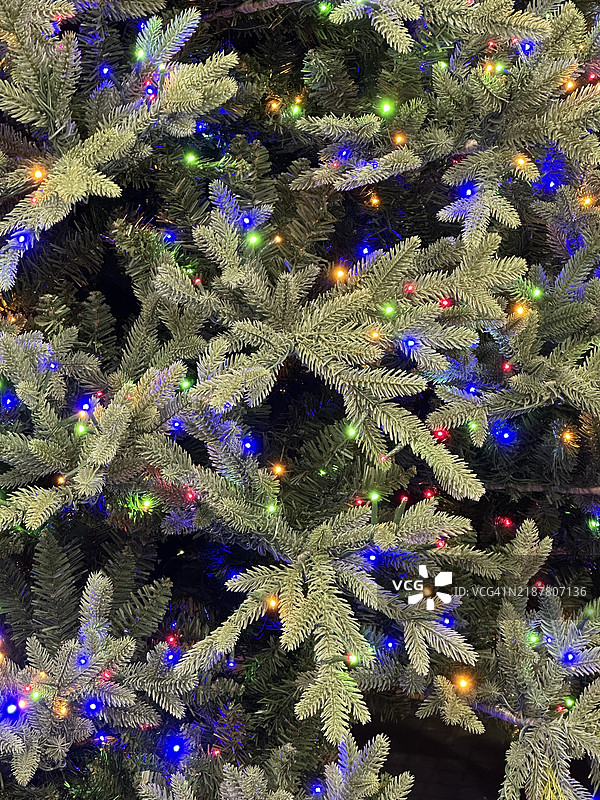 带有多彩灯光的人造圣诞树图片素材