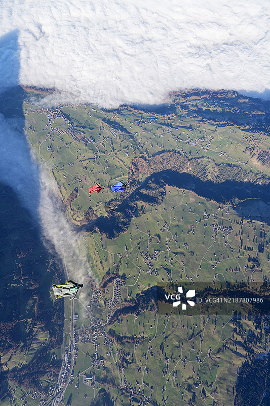 翼装飞行者在山脉和雾气中翱翔图片素材