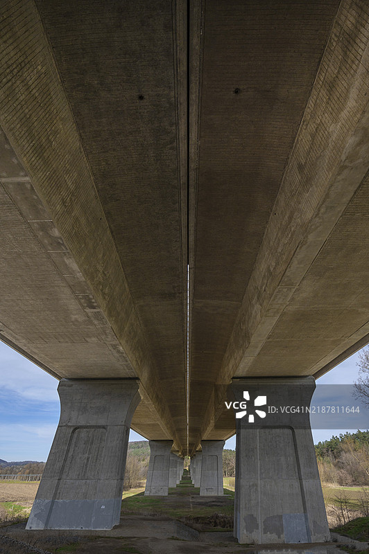 A9高速公路桥横跨施奈塔赫谷，施奈塔赫，中法兰肯，巴伐利亚，德国，欧洲图片素材