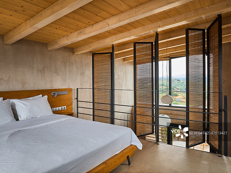 阁楼公寓二楼的卧室图片素材