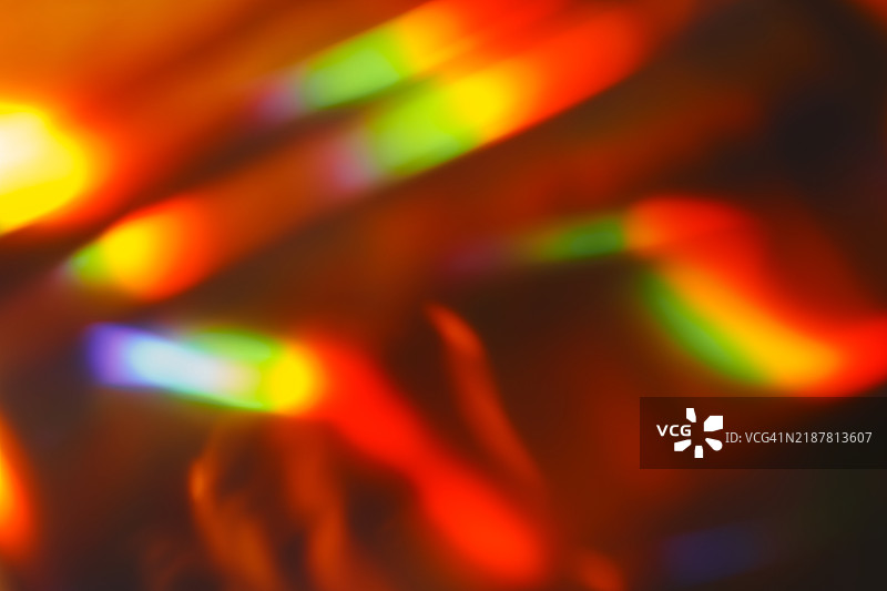 五彩斑斓的光线泄漏，营造出温暖的节日背景，适用于圣诞节或派对设计图片素材