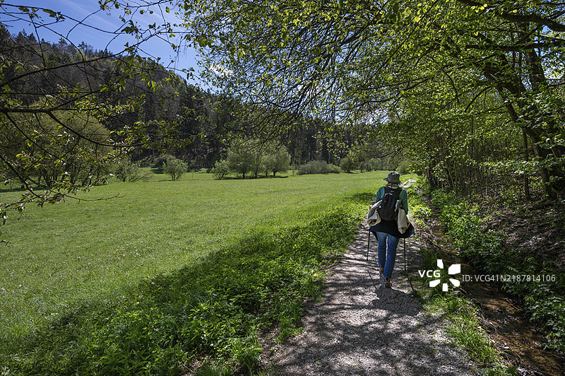 春季风景中的徒步旅行者,德国巴伐利亚州弗兰肯地区,欧洲图片素材