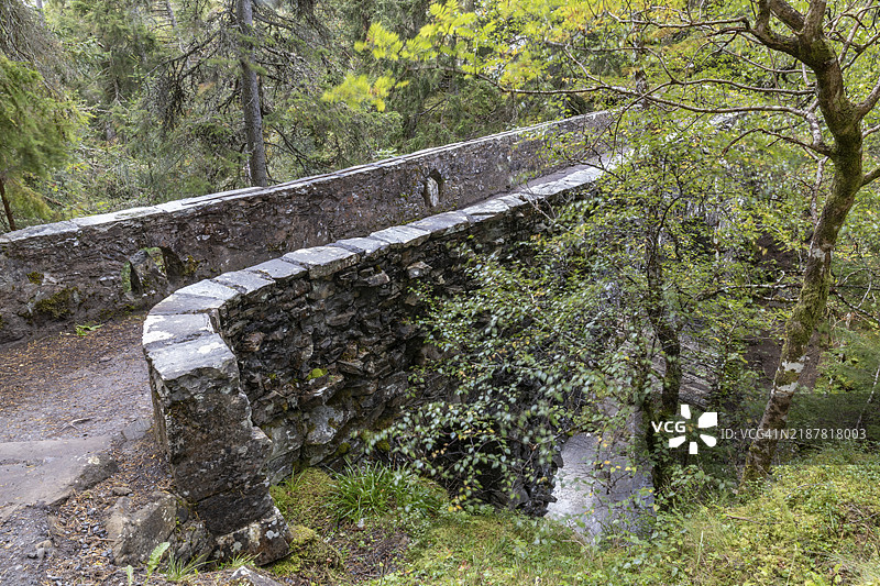 苏格兰皮特洛赫里布鲁尔瀑布森林保护区的瀑布图片素材