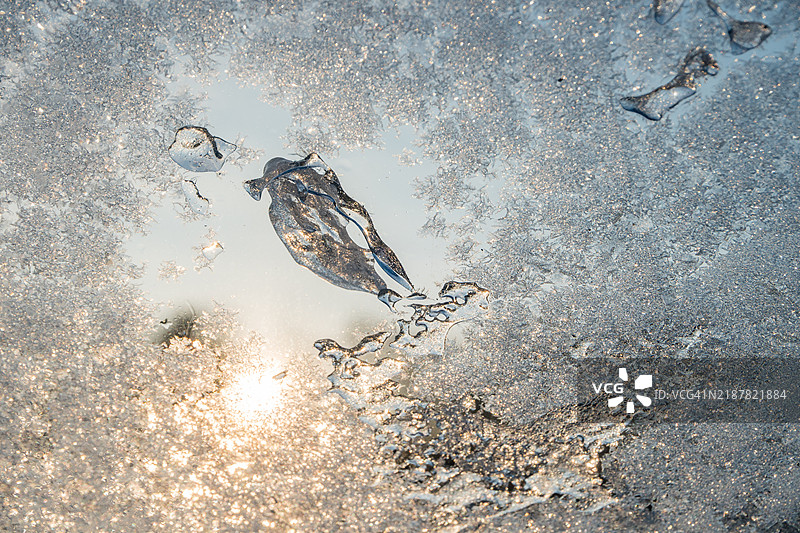 窗户上覆盖着冰霜图片素材