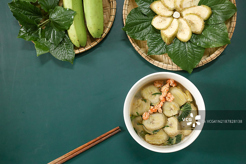 海鲜汤配绿香蕉和辣椒叶图片素材