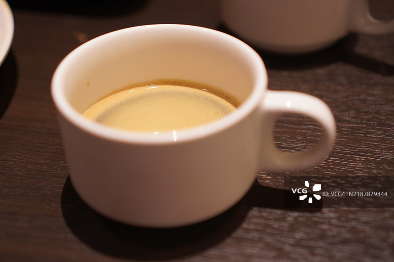 白色杯子里的热咖啡图片素材