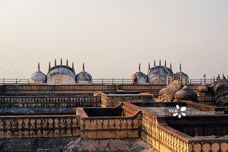 黄昏时分，猴子在黄色的纳哈加尔堡顶上广角拍摄。图片素材