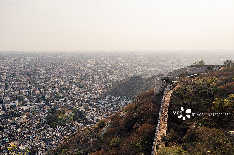 从纳哈加尔堡垒的围墙远眺斋浦尔市的全景图片素材