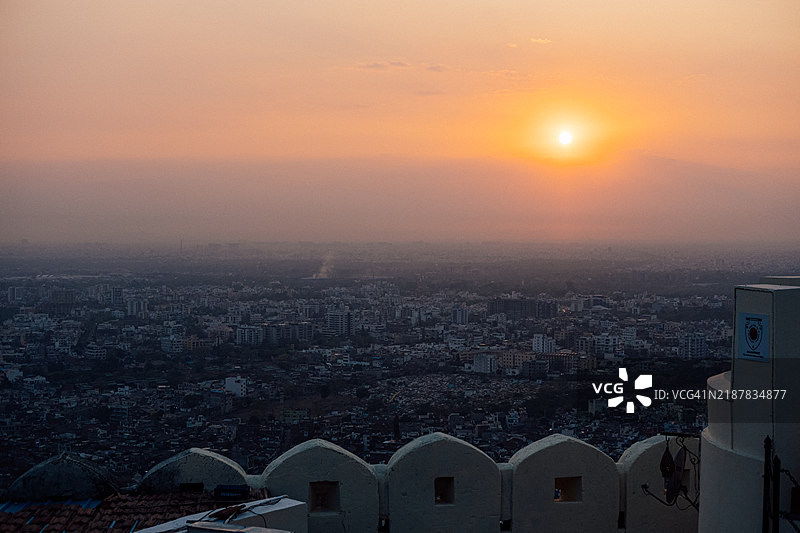 从纳哈加尔堡垒俯瞰日落时的斋浦尔市景图片素材