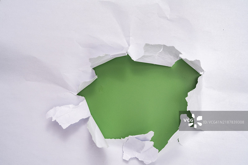 撕裂的纸孔图片素材