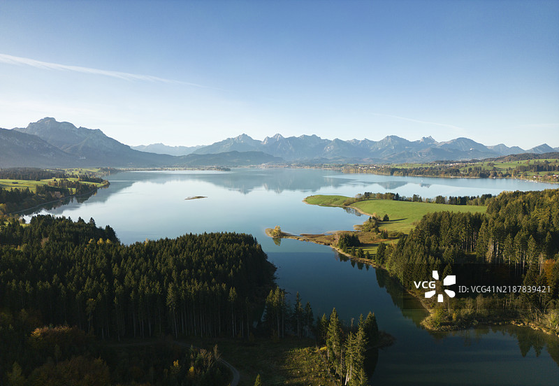 福根湖与巴伐利亚阿尔卑斯山的鸟瞰图图片素材