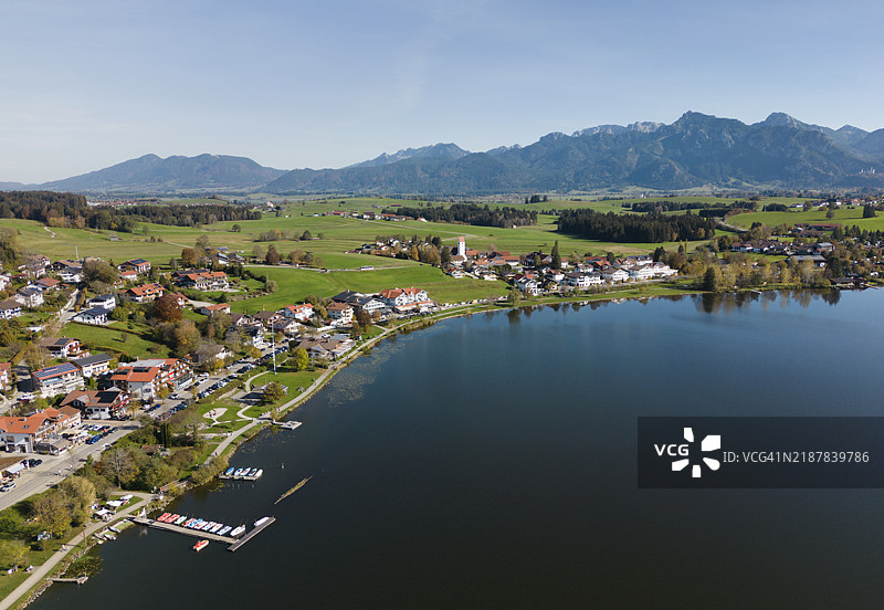 霍普芬湖与巴伐利亚阿尔卑斯山的鸟瞰图图片素材