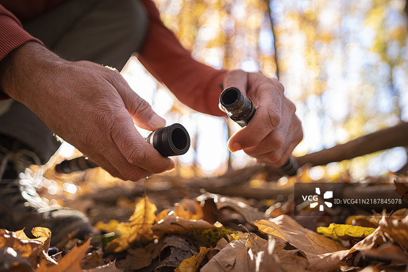 热带雨林河流中的探险者，皮划艇冒险之旅，鸟瞰图图片素材