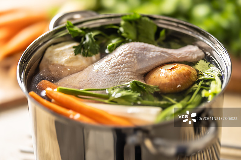 生鲜食材浸泡在锅中，准备煮鸡肉高汤图片素材
