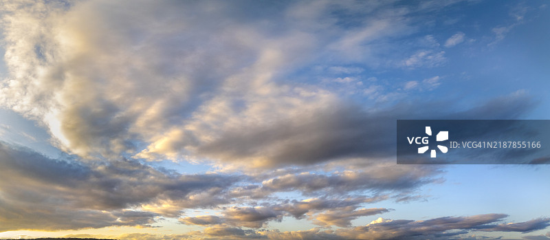 云类型 - 灰蓝色和黄色云彩图片素材