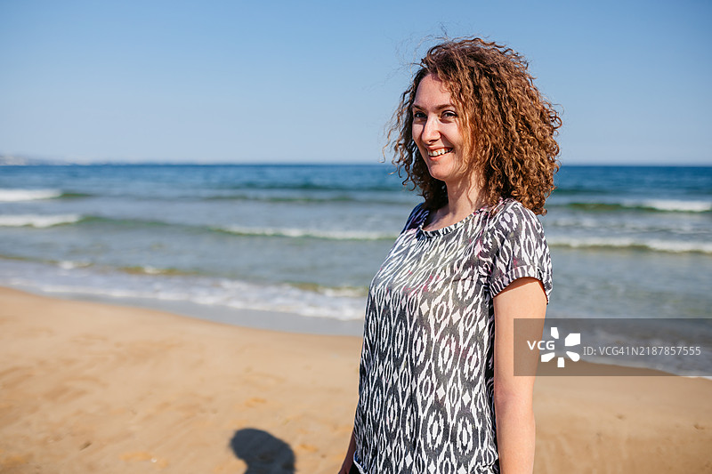 保加利亚阿尔贝纳海滩上的年轻女性图片素材