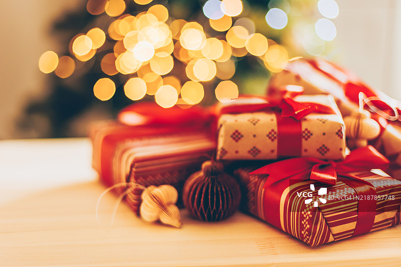 美丽的圣诞礼品盒在冷杉树旁。圣诞快乐，新年快乐。图片素材