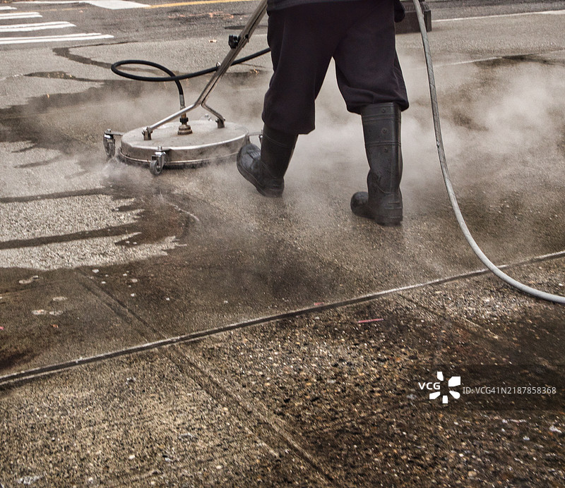 蒸汽清洗人行道图片素材