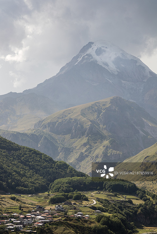 从斯捷潘茨敏达镇看到的卡兹别克山图片素材