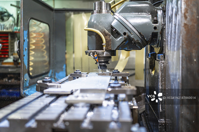 在没有人的CNC工厂中，铣床正在对金属件进行成型加工。图片素材