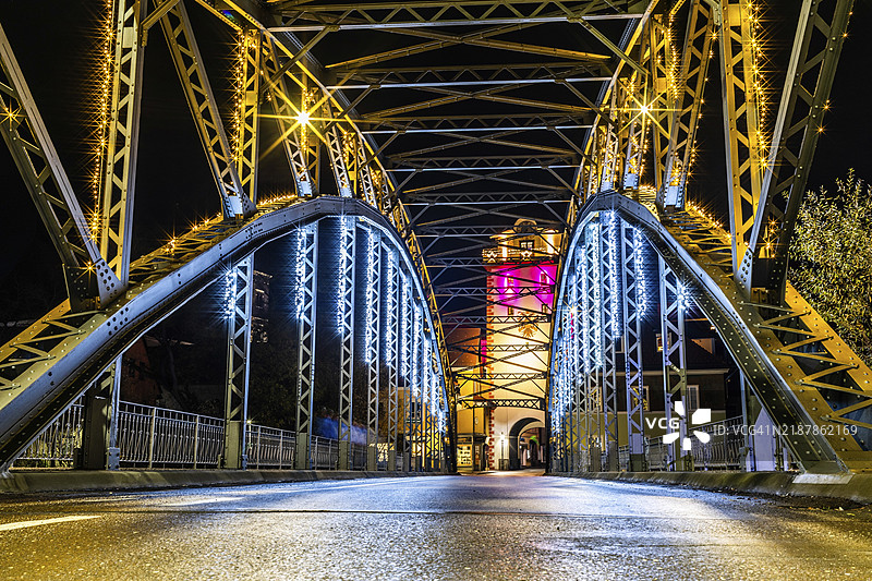 瓦森桥，圣诞节灯光装饰的桥，位于施瓦梅尔塔楼后，夜景，莱奥本，施蒂利亚，奥地利，欧洲图片素材