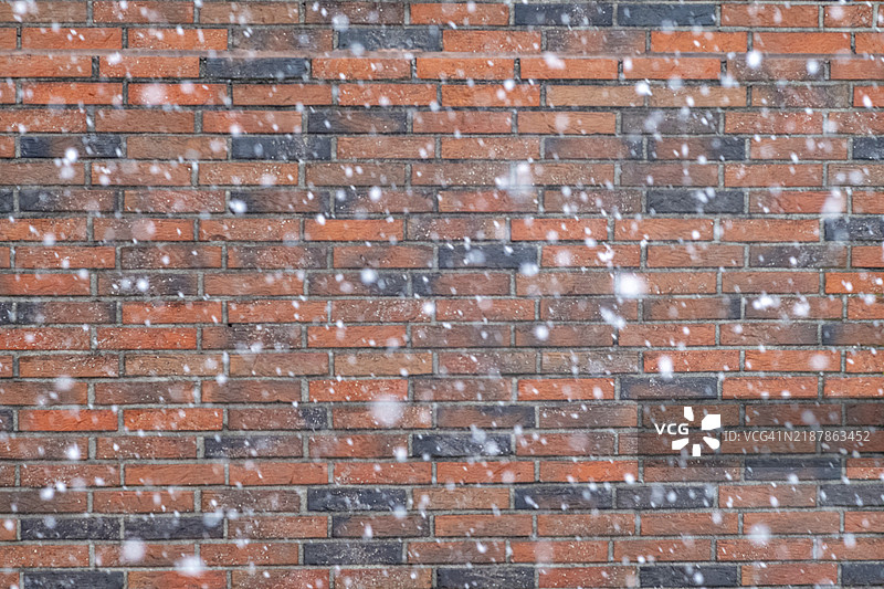 砖墙前的雪花图片素材