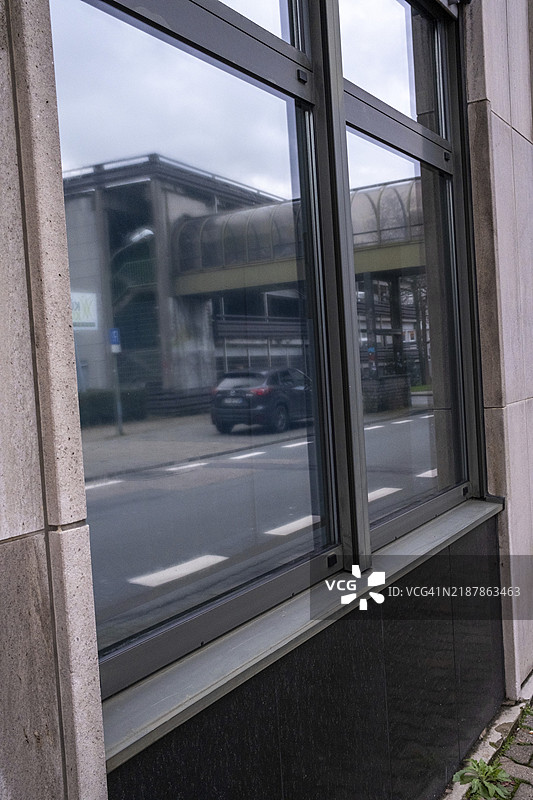 城市建筑大窗户中的街景倒影图片素材