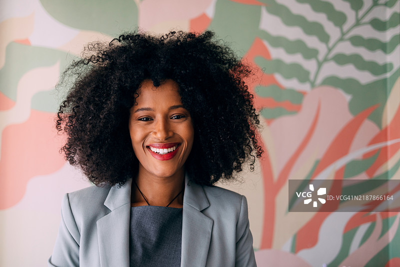 自信的女商人在多彩背景前微笑图片素材
